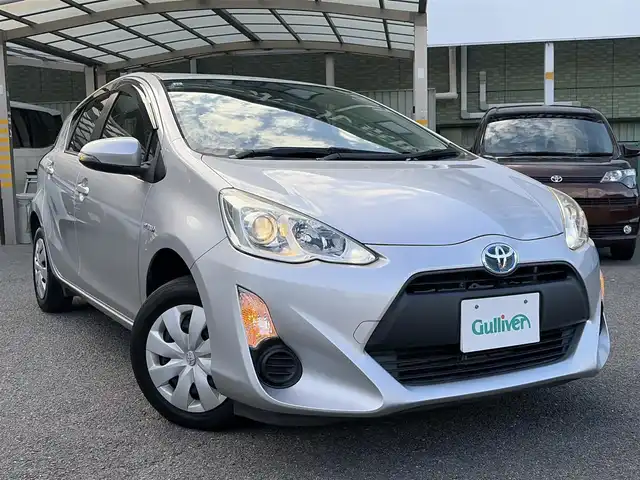 トヨタ アクア L 京都府 2015(平27)年 11.3万km シルバーM ・ワンオーナー/・純正オーディオ/　CD再生/　FM/AM/・電格ミラー/・EVモード/・ECOモード/・スペアキー/・純正マット/・取説/保証書