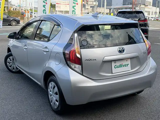 トヨタ アクア L 京都府 2015(平27)年 11.3万km シルバーM ・ワンオーナー/・純正オーディオ/　CD再生/　FM/AM/・電格ミラー/・EVモード/・ECOモード/・スペアキー/・純正マット/・取説/保証書