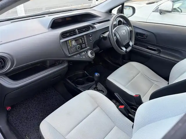 トヨタ アクア L 京都府 2015(平27)年 11.3万km シルバーM ・ワンオーナー/・純正オーディオ/　CD再生/　FM/AM/・電格ミラー/・EVモード/・ECOモード/・スペアキー/・純正マット/・取説/保証書