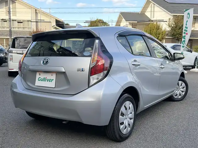 トヨタ アクア L 京都府 2015(平27)年 11.3万km シルバーM ・ワンオーナー/・純正オーディオ/　CD再生/　FM/AM/・電格ミラー/・EVモード/・ECOモード/・スペアキー/・純正マット/・取説/保証書