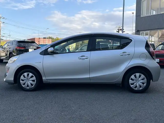 トヨタ アクア L 京都府 2015(平27)年 11.3万km シルバーM ・ワンオーナー/・純正オーディオ/　CD再生/　FM/AM/・電格ミラー/・EVモード/・ECOモード/・スペアキー/・純正マット/・取説/保証書