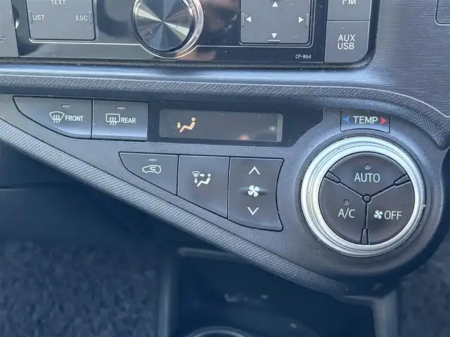 トヨタ アクア L 京都府 2015(平27)年 11.3万km シルバーM ・ワンオーナー/・純正オーディオ/　CD再生/　FM/AM/・電格ミラー/・EVモード/・ECOモード/・スペアキー/・純正マット/・取説/保証書