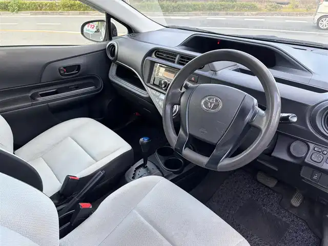 トヨタ アクア L 京都府 2015(平27)年 11.3万km シルバーM ・ワンオーナー/・純正オーディオ/　CD再生/　FM/AM/・電格ミラー/・EVモード/・ECOモード/・スペアキー/・純正マット/・取説/保証書