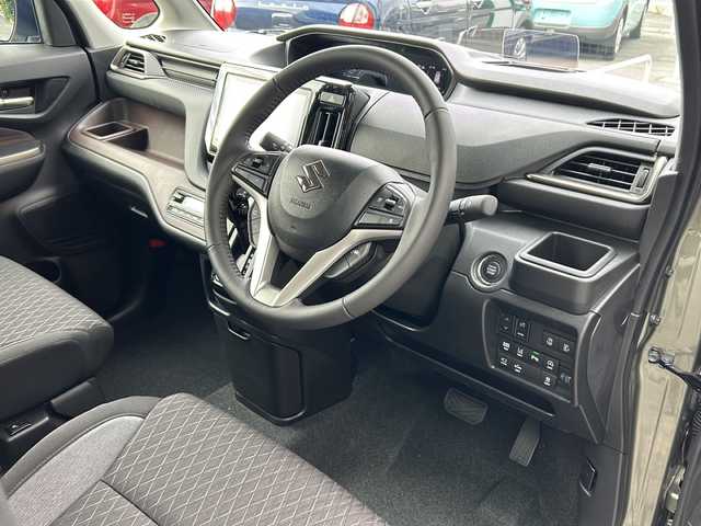 スズキ ソリオ バンディット HV MV 静岡県 2025(令7)年 0.1万km タフカーキパールメタリック 純正ナビ/・CD/DVD/USB/ipod/HDMI/Bluetooth/・apple Carplay/Android Auto/・ラジオ/フルセグTV/主要装備/・レーダークルーズコントロール　/・バックカメラ　/・ＢＳＭ　/・両側パワースライドドア　/・シートヒーター　/・ステアリングリモコン　/・レーンキープアシスト　/・オートライト　/・オートハイビーム　/・アイドリングストップ/・プッシュスタート/・スマートキー/・衝突軽減システム/・横滑り防止/・ヘッドアップディスプレイ/・サイドカメラ/・純正アルミホイール/・コーナーセンサー/・SOSコール/・フォグランプ