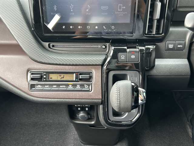 スズキ ソリオ バンディット HV MV 静岡県 2025(令7)年 0.1万km タフカーキパールメタリック 純正ナビ/・CD/DVD/USB/ipod/HDMI/Bluetooth/・apple Carplay/Android Auto/・ラジオ/フルセグTV/主要装備/・レーダークルーズコントロール　/・バックカメラ　/・ＢＳＭ　/・両側パワースライドドア　/・シートヒーター　/・ステアリングリモコン　/・レーンキープアシスト　/・オートライト　/・オートハイビーム　/・アイドリングストップ/・プッシュスタート/・スマートキー/・衝突軽減システム/・横滑り防止/・ヘッドアップディスプレイ/・サイドカメラ/・純正アルミホイール/・コーナーセンサー/・SOSコール/・フォグランプ