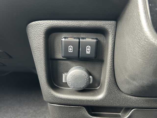 スズキ ソリオ バンディット HV MV 静岡県 2025(令7)年 0.1万km タフカーキパールメタリック 純正ナビ/・CD/DVD/USB/ipod/HDMI/Bluetooth/・apple Carplay/Android Auto/・ラジオ/フルセグTV/主要装備/・レーダークルーズコントロール　/・バックカメラ　/・ＢＳＭ　/・両側パワースライドドア　/・シートヒーター　/・ステアリングリモコン　/・レーンキープアシスト　/・オートライト　/・オートハイビーム　/・アイドリングストップ/・プッシュスタート/・スマートキー/・衝突軽減システム/・横滑り防止/・ヘッドアップディスプレイ/・サイドカメラ/・純正アルミホイール/・コーナーセンサー/・SOSコール/・フォグランプ