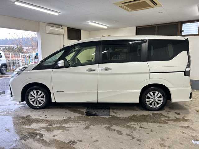 日産 セレナ e－パワー ハイウェイスター V 千葉県 2020(令2)年 6万km ブリリアントホワイトパール ナビ　全方位カメラ　フルセグ　ＣＤ／ＤＶＤ　ＢＴ　ＡＵＸ　ＵＳＢ　リアフリップダウンモニター　両側パワースライドドア　ＥＴＣ　エマージェンシーブレーキ　コーナーセンサー　ＬＥＤライト　踏み間違い防止