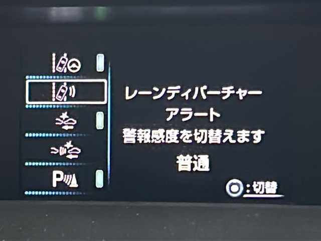 トヨタ プリウス Sセーフティプラス ツートーン 宮城県 2018(平30)年 7.7万km アティチュードブラックマイカ/ホワイトパールクリスタルシャイン ツートンルーフ/トヨタセーフティセンス/・プリクラッシュセーフティ/・レーンキープアシスト/・レーダークルーズコントロール/・オートハイビーム/・クリアランスソナー/・パーキングアシスト/純正SDナビ(地図SDカード無、動作確認のみ)/・CD.DVD.SD.BT/・フルセグTV/バックモニター/純正ドライブレコーダー（Fのみ）/ビルトインETC/LEDヘッドライト/フォグランプ/アイドリングストップ/横滑り防止装置/プッシュスタート/スマートキー2個/ステアリングスイッチ/社外15インチAW/純正フロアマット/純正ドアバイザー