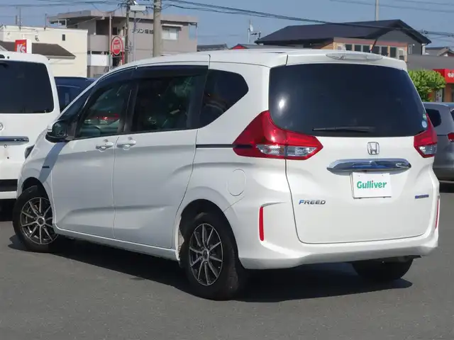 ホンダ フリード ハイブリット G ホンダセンシング 静岡県 2018(平30)年 7.3万km ホワイトオーキッドパール 禁煙車/車検R9年1月26日/ホンダセンシング/　・衝突軽減ブレーキ/　・歩行者事故低減ステアリング/　・アダプティブクルーズコントロール/　・車線維持支援システム/　・路外逸脱抑制機能/　・誤発進抑制機能/　・先行車発進お知らせ機能/　・標識認識機能/アクティブコーナリングランプ/社外KENWOOD  MDV-L504  SDナビ/　iPod/USB/SD/DVD/CD/地デジTV/FM/AM/BT/バックカメラ/ビルトインETC/社外KENWOOD  ドライブレコーダー/両側パワースライドドア/LEDヘッドライト/社外15インチアルミホイール/SRSエアバッグ/　サイド/カーテン/スマートキー/プッシュスタート/社外フロアマット/保証書
