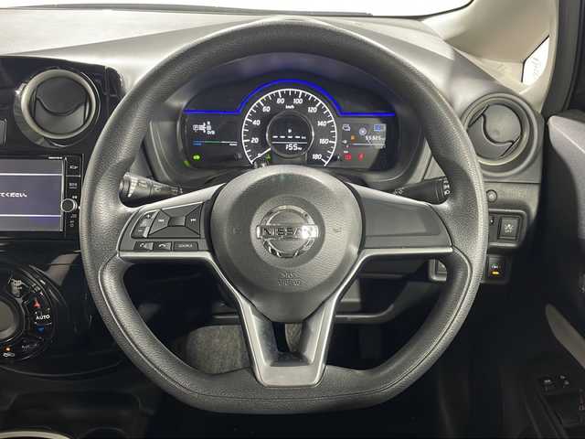 日産 ノート e－パワー X 広島県 2017(平29)年 5.6万km インペリアルアンバーP 禁煙車/純正ナビ(MM317D-W)/アラウンドビューモニター/インテリジェントルームミラー/インテリジェントエマージェンシーブレーキ/車線逸脱警報/踏み間違い衝突防止アシスト/フロントバックソナー/ハイビームアシスト/ETC/オートライト/純正ホイールキャップ(185/70/R14)/エアバッグ(運転席/助手席)