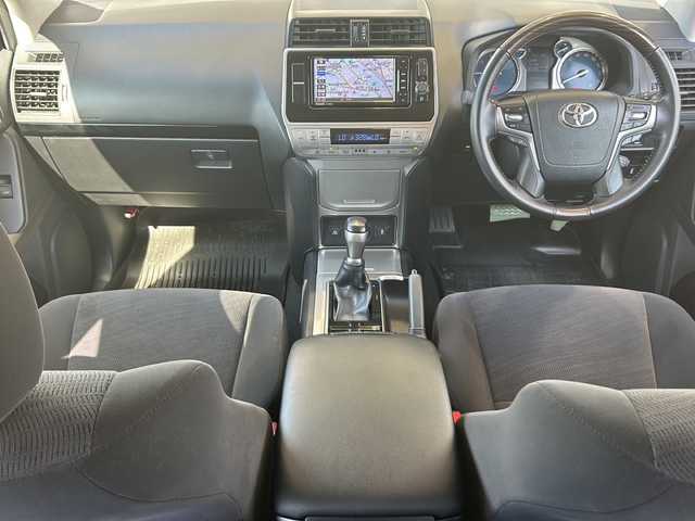 トヨタ ランドクルーザー プラド TX 静岡県 2017(平29)年 6.5万km ホワイトパールクリスタルシャイン 【安全装備】/トヨタセーフティセンス/レーダークルーズコントロール/プリクラッシュセーフティ/（ミリ波レーダー・単眼カメラ・昼歩行者検知機能付）/（対車両：自車車速域約10km/hから最高速度：最大約40km/h減速可）/（対歩行者：自車車速域約10km/hから80km/h間：最大約30km/h減速可）/オートマチックハイビーム /（作動車速：30km/以上時）/レーンディパーチャーアラート（LDA）/（作動車速：50km/h以上時）/【主要装備】/社外ＳＤナビ　/フルセグテレビ　/ＣＤ/ＤＶＤ/Ｂｌｕｅｔｏｏｔｈ　/レーダークルーズコントロール　/前後ソナー　/バックカメラ　/ブラックルーフレール　/スマートキー　/プッシュスタート　/純正１７インチアルミ