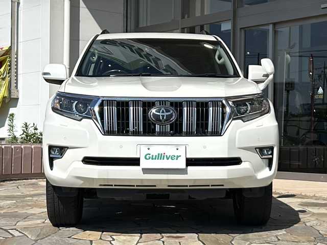 トヨタ ランドクルーザー プラド TX 静岡県 2017(平29)年 6.5万km ホワイトパールクリスタルシャイン 【安全装備】/トヨタセーフティセンス/レーダークルーズコントロール/プリクラッシュセーフティ/（ミリ波レーダー・単眼カメラ・昼歩行者検知機能付）/（対車両：自車車速域約10km/hから最高速度：最大約40km/h減速可）/（対歩行者：自車車速域約10km/hから80km/h間：最大約30km/h減速可）/オートマチックハイビーム /（作動車速：30km/以上時）/レーンディパーチャーアラート（LDA）/（作動車速：50km/h以上時）/【主要装備】/社外ＳＤナビ　/フルセグテレビ　/ＣＤ/ＤＶＤ/Ｂｌｕｅｔｏｏｔｈ　/レーダークルーズコントロール　/前後ソナー　/バックカメラ　/ブラックルーフレール　/スマートキー　/プッシュスタート　/純正１７インチアルミ