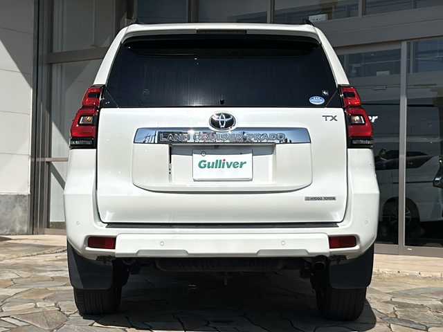 トヨタ ランドクルーザー プラド TX 静岡県 2017(平29)年 6.5万km ホワイトパールクリスタルシャイン 【安全装備】/トヨタセーフティセンス/レーダークルーズコントロール/プリクラッシュセーフティ/（ミリ波レーダー・単眼カメラ・昼歩行者検知機能付）/（対車両：自車車速域約10km/hから最高速度：最大約40km/h減速可）/（対歩行者：自車車速域約10km/hから80km/h間：最大約30km/h減速可）/オートマチックハイビーム /（作動車速：30km/以上時）/レーンディパーチャーアラート（LDA）/（作動車速：50km/h以上時）/【主要装備】/社外ＳＤナビ　/フルセグテレビ　/ＣＤ/ＤＶＤ/Ｂｌｕｅｔｏｏｔｈ　/レーダークルーズコントロール　/前後ソナー　/バックカメラ　/ブラックルーフレール　/スマートキー　/プッシュスタート　/純正１７インチアルミ