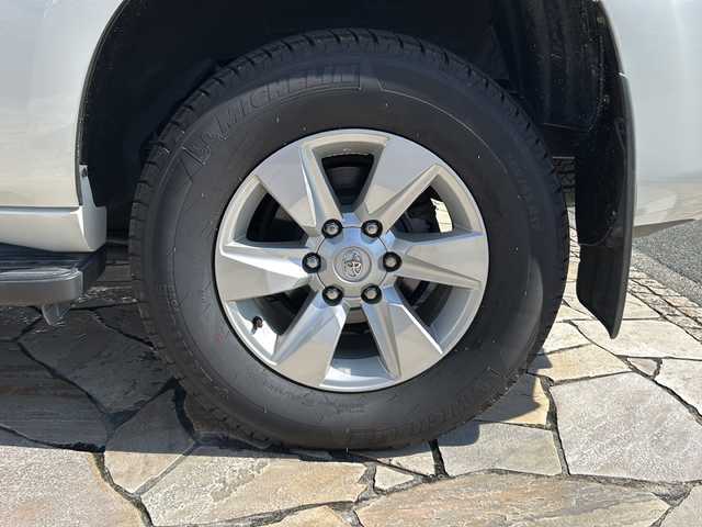 トヨタ ランドクルーザー プラド TX 静岡県 2017(平29)年 6.5万km ホワイトパールクリスタルシャイン 【安全装備】/トヨタセーフティセンス/レーダークルーズコントロール/プリクラッシュセーフティ/（ミリ波レーダー・単眼カメラ・昼歩行者検知機能付）/（対車両：自車車速域約10km/hから最高速度：最大約40km/h減速可）/（対歩行者：自車車速域約10km/hから80km/h間：最大約30km/h減速可）/オートマチックハイビーム /（作動車速：30km/以上時）/レーンディパーチャーアラート（LDA）/（作動車速：50km/h以上時）/【主要装備】/社外ＳＤナビ　/フルセグテレビ　/ＣＤ/ＤＶＤ/Ｂｌｕｅｔｏｏｔｈ　/レーダークルーズコントロール　/前後ソナー　/バックカメラ　/ブラックルーフレール　/スマートキー　/プッシュスタート　/純正１７インチアルミ