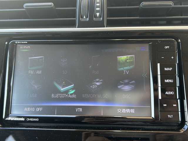 トヨタ ランドクルーザー プラド TX 静岡県 2017(平29)年 6.5万km ホワイトパールクリスタルシャイン 【安全装備】/トヨタセーフティセンス/レーダークルーズコントロール/プリクラッシュセーフティ/（ミリ波レーダー・単眼カメラ・昼歩行者検知機能付）/（対車両：自車車速域約10km/hから最高速度：最大約40km/h減速可）/（対歩行者：自車車速域約10km/hから80km/h間：最大約30km/h減速可）/オートマチックハイビーム /（作動車速：30km/以上時）/レーンディパーチャーアラート（LDA）/（作動車速：50km/h以上時）/【主要装備】/社外ＳＤナビ　/フルセグテレビ　/ＣＤ/ＤＶＤ/Ｂｌｕｅｔｏｏｔｈ　/レーダークルーズコントロール　/前後ソナー　/バックカメラ　/ブラックルーフレール　/スマートキー　/プッシュスタート　/純正１７インチアルミ