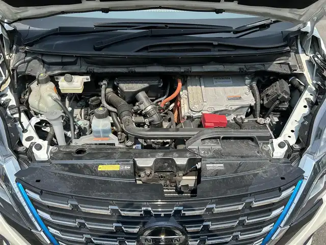 日産 セレナ e－パワー ハイウェイスター V 佐賀県 2020(令2)年 5.7万km ブリリアントホワイトパール 2トーン プロパイロット/インテリジェントエマージェンシーブレーキ/追従クルーズコントロール/前後ソナー/純正ナビ/・アラウンドビューモニター/・フルセグTV/BT/CD/DVD/純正後席モニター/両側パワースライドドア/・ハンズフリーパワースライド/電動パーキングスイッチ/前席シートヒーター/ステアリングヒーター/LEDヘッドライト/フォグランプ/オートライト/オートマチックハイビーム/純正16インチAW/ビルトインETC/前後ドライブレコーダー/CSD-790FHG