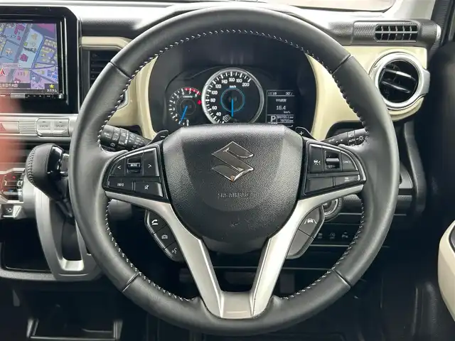 スズキ クロスビー HYBRID MZ 宮城県 2020(令2)年 7.9万km タフカーキパールメタリック/ブラック2トーン 全方位モニター用カメラパッケージ/・フロント/サイド/バックカメラ/・ステアリングスイッチ/2トーンルーフ/＝＝＝/セーフティサポート/・デュアルカメラブレーキサポート/・誤発進抑制機能（前方/後方）/・車線逸脱警報機能/・ふらつき警報機能/・先行車発進お知らせ機能/・ハイビームアシスト/・後退時ブレーキサポート/・リアパーキングセンサー/純正8インチナビ（AVIC-RLS901II）/・CD/DVD/・Bluetooth/・フルセグTV/ドライブレコーダー/前席シートヒーター/革調シートカバー/パーソナルテーブル（後席左右）/革巻きステアリング/パドルシフト/LEDヘッドランプ/オートライト/スマートキー＆プッシュスタート/スペアキー1本/電動格納ミラー/純正16インチAW/純正フロアマット/純正ドアバイザー/W/サイド/カーテンエアバッグ