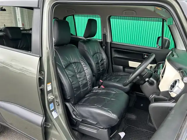 スズキ クロスビー HYBRID MZ 宮城県 2020(令2)年 7.9万km タフカーキパールメタリック/ブラック2トーン 全方位モニター用カメラパッケージ/・フロント/サイド/バックカメラ/・ステアリングスイッチ/2トーンルーフ/＝＝＝/セーフティサポート/・デュアルカメラブレーキサポート/・誤発進抑制機能（前方/後方）/・車線逸脱警報機能/・ふらつき警報機能/・先行車発進お知らせ機能/・ハイビームアシスト/・後退時ブレーキサポート/・リアパーキングセンサー/純正8インチナビ（AVIC-RLS901II）/・CD/DVD/・Bluetooth/・フルセグTV/ドライブレコーダー/前席シートヒーター/革調シートカバー/パーソナルテーブル（後席左右）/革巻きステアリング/パドルシフト/LEDヘッドランプ/オートライト/スマートキー＆プッシュスタート/スペアキー1本/電動格納ミラー/純正16インチAW/純正フロアマット/純正ドアバイザー/W/サイド/カーテンエアバッグ