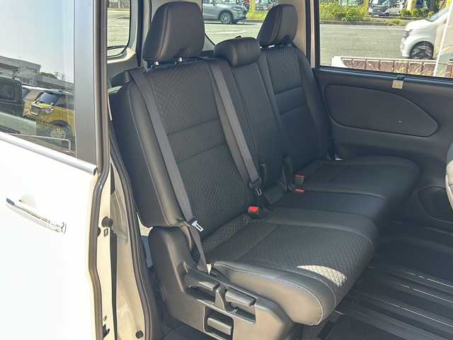 日産 セレナ マルチベッド ハイウェイスター V 静岡県 2021(令3)年 6.1万km ブリリアントホワイトパール 2トーン 純正SDナビ/・CD/・DVD/・フルセグＴＶ/・Bluetooth/・AM/・FM/主要装備/・両側パワスラ/・マルチベッド/・プロパイロット/・衝突軽減/・レーンキープ/・BSM/・追従クルコン/・シートヒーターD/N席/・ハーフレザーシート/・ハンドルヒーター/・社外ドラレコ前/・ビルトインETC/・ハンズフリー/・LEDヘッドライト/・オートライト/・純正フロアマット/・純正アルミホイール