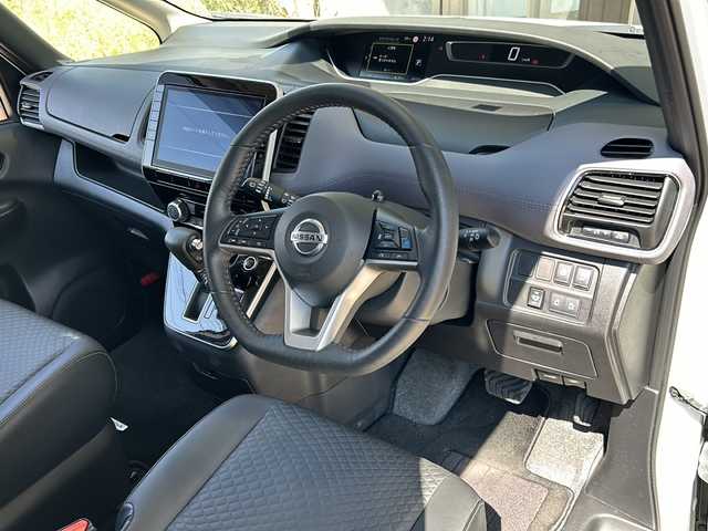 日産 セレナ マルチベッド ハイウェイスター V 静岡県 2021(令3)年 6.1万km ブリリアントホワイトパール 2トーン 純正SDナビ/・CD/・DVD/・フルセグＴＶ/・Bluetooth/・AM/・FM/主要装備/・両側パワスラ/・マルチベッド/・プロパイロット/・衝突軽減/・レーンキープ/・BSM/・追従クルコン/・シートヒーターD/N席/・ハーフレザーシート/・ハンドルヒーター/・社外ドラレコ前/・ビルトインETC/・ハンズフリー/・LEDヘッドライト/・オートライト/・純正フロアマット/・純正アルミホイール