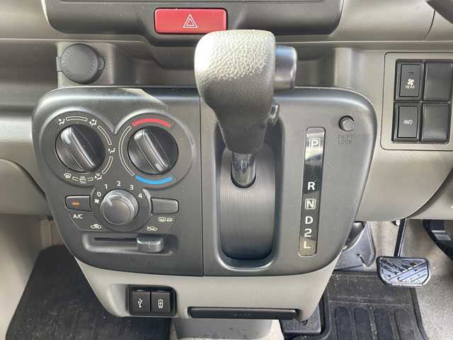 スズキ エブリイ JOIN 新潟県 2023(令5)年 2.6万km クールカーキPM ワンオーナー/純正メモリナビ/(BT/AM/FM)/4WD/スタッドレスタイヤ/バックカメラ/衝突被害軽減システム/レーンキープアシスト/盗難防止装置/コーナーセンサー/ETC/ミラーヒーター/スペアキー 1本/純正フロアマット