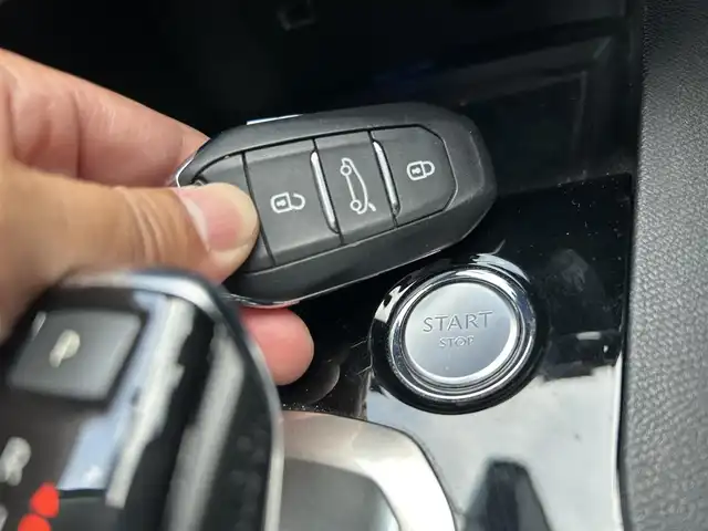 プジョー ５００８ クロスシティ 鹿児島県 2018(平30)年 8.3万km BLANC NACRE 純正ナビ/（Bluetooth/AppleCarPlay）/バック・サイドカメラ/ブラインドスポットモニター/レーンキープアシスト/電動リアゲート/LEDヘッドライト/シートヒーター/運転席マッサージ/純正フロアマット/純正18インチアルミホイール/アドバンスドグリップコントロール/ヒルスタートアシスト/前後ドライブレコーダー/ETC