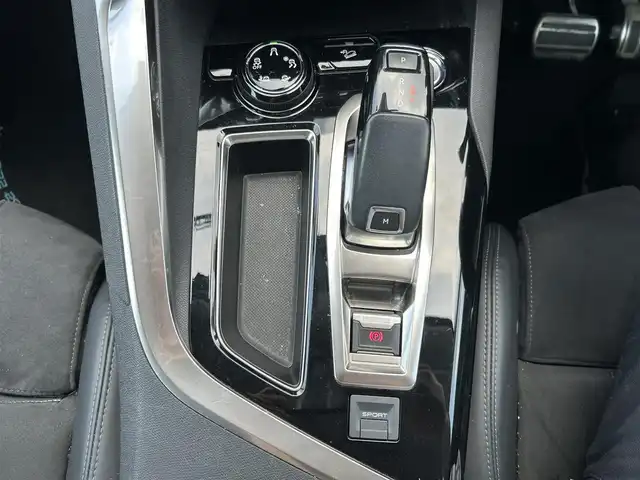 プジョー ５００８ クロスシティ 鹿児島県 2018(平30)年 8.3万km BLANC NACRE 純正ナビ/（Bluetooth/AppleCarPlay）/バック・サイドカメラ/ブラインドスポットモニター/レーンキープアシスト/電動リアゲート/LEDヘッドライト/シートヒーター/運転席マッサージ/純正フロアマット/純正18インチアルミホイール/アドバンスドグリップコントロール/ヒルスタートアシスト/前後ドライブレコーダー/ETC