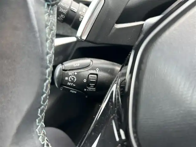 プジョー ５００８ クロスシティ 鹿児島県 2018(平30)年 8.3万km BLANC NACRE 純正ナビ/（Bluetooth/AppleCarPlay）/バック・サイドカメラ/ブラインドスポットモニター/レーンキープアシスト/電動リアゲート/LEDヘッドライト/シートヒーター/運転席マッサージ/純正フロアマット/純正18インチアルミホイール/アドバンスドグリップコントロール/ヒルスタートアシスト/前後ドライブレコーダー/ETC