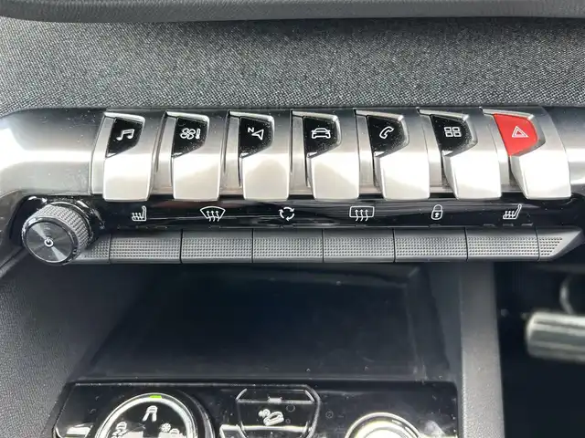 プジョー ５００８ クロスシティ 鹿児島県 2018(平30)年 8.3万km BLANC NACRE 純正ナビ/（Bluetooth/AppleCarPlay）/バック・サイドカメラ/ブラインドスポットモニター/レーンキープアシスト/電動リアゲート/LEDヘッドライト/シートヒーター/運転席マッサージ/純正フロアマット/純正18インチアルミホイール/アドバンスドグリップコントロール/ヒルスタートアシスト/前後ドライブレコーダー/ETC