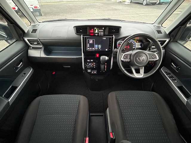 トヨタ ルーミー カスタムG 富山県 2022(令4)年 5.3万km ブラックマイカメタリック ワンオーナー/全周囲カメラ/両側パワスラ/スマートキー/純正9インチディスプレイオーディオ/Apple CarPlay/Android Auto/BT/USB接続/クリアランスソナー/プッシュスタート/衝突安全ブレーキ/レーンキープアシスト/レーダークルコン/LEDヘッドライト/LEDフォグ/横滑り防止装置/オートリトラミラー/純正１４インチAW/純正ドアバイザー/純正フロアマット/電格ウィンカーミラー/皮巻きステアリング/ステアリングスイッチ/電動Pブレーキ/アイドリングストップ/保証書・取説・オーディオ取説