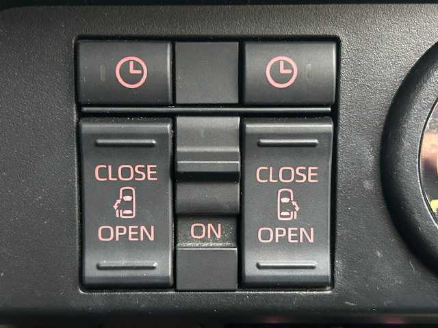 トヨタ ルーミー カスタムG 富山県 2022(令4)年 5.3万km ブラックマイカメタリック ワンオーナー/全周囲カメラ/両側パワスラ/スマートキー/純正9インチディスプレイオーディオ/Apple CarPlay/Android Auto/BT/USB接続/クリアランスソナー/プッシュスタート/衝突安全ブレーキ/レーンキープアシスト/レーダークルコン/LEDヘッドライト/LEDフォグ/横滑り防止装置/オートリトラミラー/純正１４インチAW/純正ドアバイザー/純正フロアマット/電格ウィンカーミラー/皮巻きステアリング/ステアリングスイッチ/電動Pブレーキ/アイドリングストップ/保証書・取説・オーディオ取説