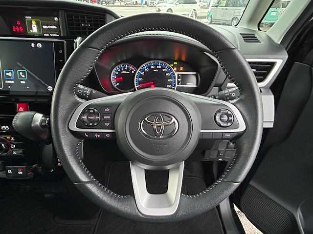 トヨタ ルーミー カスタムG 富山県 2022(令4)年 5.3万km ブラックマイカメタリック ワンオーナー/全周囲カメラ/両側パワスラ/スマートキー/純正9インチディスプレイオーディオ/Apple CarPlay/Android Auto/BT/USB接続/クリアランスソナー/プッシュスタート/衝突安全ブレーキ/レーンキープアシスト/レーダークルコン/LEDヘッドライト/LEDフォグ/横滑り防止装置/オートリトラミラー/純正１４インチAW/純正ドアバイザー/純正フロアマット/電格ウィンカーミラー/皮巻きステアリング/ステアリングスイッチ/電動Pブレーキ/アイドリングストップ/保証書・取説・オーディオ取説