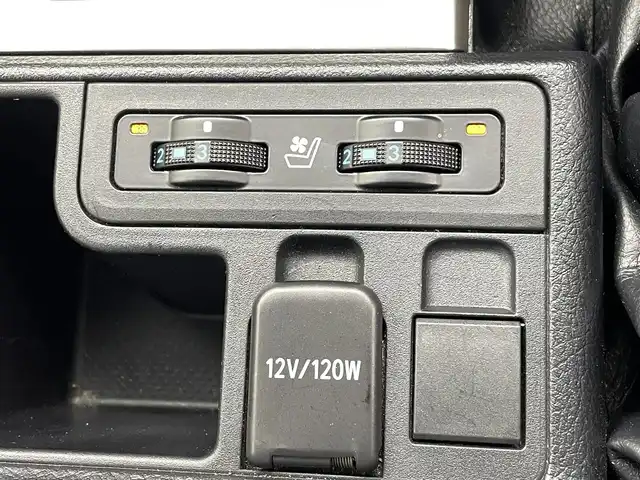 トヨタ ランドクルーザー プラド TX-L 70thアニバーサリーLTD 熊本県 2022(令4)年 2.5万km 白 アルパインナビ（ＣＤ・ＤＶＤ・フルセグ・ＢＴ・ＡｐｐｌＣａｒＰｌａｙ・AndroidAuto）/バックカメラ　/前後ドライブレコーダー　/レーダークルーズコントロール/ビルトインＥＴＣ２．０　/前後クリアランスソナー　/前席シートヒーター　/前席エアーシート/前席パワーシート/衝突軽減ブレーキ/レーンキープアシスト/横滑り防止/パーキングアシスト/社外フロアマット/純正１８インチAW/オートライト/オートマチックハイビーム/LEDヘッドライト/スマートキー/プッシュスタート/スペアキー1本/保証書/取扱説明書