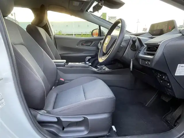 トヨタ プリウス X 岡山県 2023(令5)年 1.6万km スーパーホワイトⅡ 純正8インチディスプレイオーディオ/フルセグTV、AM、FM、Bluetooth/AppleCarplay、AndroidAuto/バックカメラ/ETC/アクセサリーコンセント/前後コーナーセンサー/レーダークルーズコントロール/トヨタセーフティセンス/・プリクラッシュセーフティ/・レーントレーシングアシスト/・レーンディパーチャーアラート/・アダブティブハイビームシステム/・ロードサインアシスト/・ドライバー異常時対応システム/・プロアクティブドライビングアシスト/・ドライバー異常時対応システム/・発進遅れ告知機能/・緊急時操舵支援