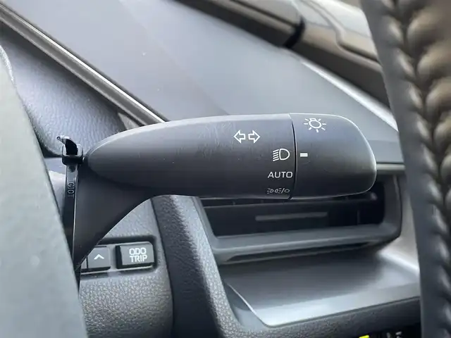 トヨタ プリウス X 岡山県 2023(令5)年 1.6万km スーパーホワイトⅡ 純正8インチディスプレイオーディオ/フルセグTV、AM、FM、Bluetooth/AppleCarplay、AndroidAuto/バックカメラ/ETC/アクセサリーコンセント/前後コーナーセンサー/レーダークルーズコントロール/トヨタセーフティセンス/・プリクラッシュセーフティ/・レーントレーシングアシスト/・レーンディパーチャーアラート/・アダブティブハイビームシステム/・ロードサインアシスト/・ドライバー異常時対応システム/・プロアクティブドライビングアシスト/・ドライバー異常時対応システム/・発進遅れ告知機能/・緊急時操舵支援