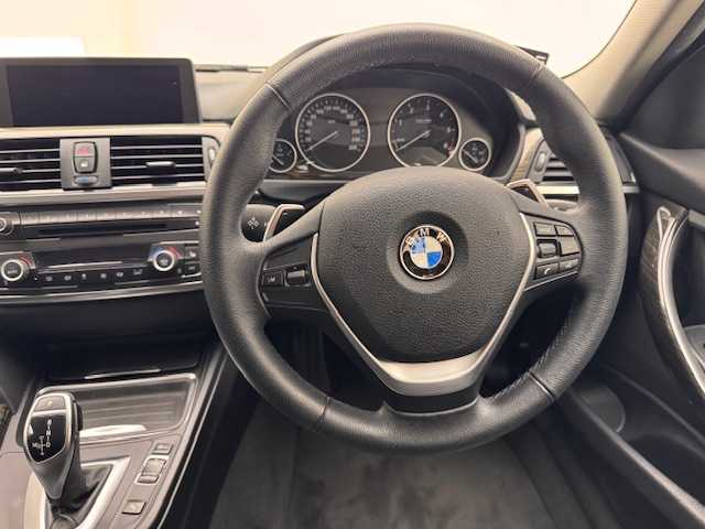 ＢＭＷ ３２０ｄ ブルーパフォーマンス ツーリング ラグジュアリー 兵庫県 2012(平24)年 8.7万km 白 ・純正メモリナビ/・バックカメラ/・ビルドインETC/・リアTVモニター/・前後コーナーセンサー/・オートクルーズコントロール/・HIDヘッドライト/・フォグランプ/・オートライト/・パワーシートD/N/・シートメモリD席/・シートヒーターD/N/・純正17インチアルミホイール/・純正フロアマット/・パドルシフト/・アイドリングストップ/・プッシュスタート/・スマートキー/・スペアキー1本/・電動リアゲート