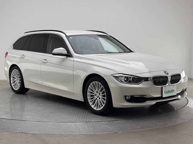 ＢＭＷ ３２０ｄ ブルーパフォーマンス ツーリング ラグジュアリー 兵庫県 2012(平24)年 8.7万km 白 ・純正メモリナビ/・バックカメラ/・ビルドインETC/・リアTVモニター/・前後コーナーセンサー/・オートクルーズコントロール/・HIDヘッドライト/・フォグランプ/・オートライト/・パワーシートD/N/・シートメモリD席/・シートヒーターD/N/・純正17インチアルミホイール/・純正フロアマット/・パドルシフト/・アイドリングストップ/・プッシュスタート/・スマートキー/・スペアキー1本/・電動リアゲート