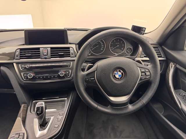 ＢＭＷ ３２０ｄ ブルーパフォーマンス ツーリング ラグジュアリー 兵庫県 2012(平24)年 8.7万km 白 ・純正メモリナビ/・バックカメラ/・ビルドインETC/・リアTVモニター/・前後コーナーセンサー/・オートクルーズコントロール/・HIDヘッドライト/・フォグランプ/・オートライト/・パワーシートD/N/・シートメモリD席/・シートヒーターD/N/・純正17インチアルミホイール/・純正フロアマット/・パドルシフト/・アイドリングストップ/・プッシュスタート/・スマートキー/・スペアキー1本/・電動リアゲート