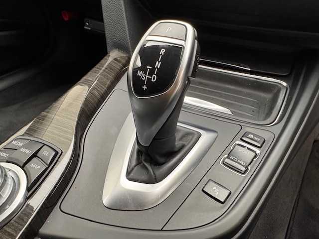 ＢＭＷ ３２０ｄ ブルーパフォーマンス ツーリング ラグジュアリー 兵庫県 2012(平24)年 8.7万km 白 ・純正メモリナビ/・バックカメラ/・ビルドインETC/・リアTVモニター/・前後コーナーセンサー/・オートクルーズコントロール/・HIDヘッドライト/・フォグランプ/・オートライト/・パワーシートD/N/・シートメモリD席/・シートヒーターD/N/・純正17インチアルミホイール/・純正フロアマット/・パドルシフト/・アイドリングストップ/・プッシュスタート/・スマートキー/・スペアキー1本/・電動リアゲート