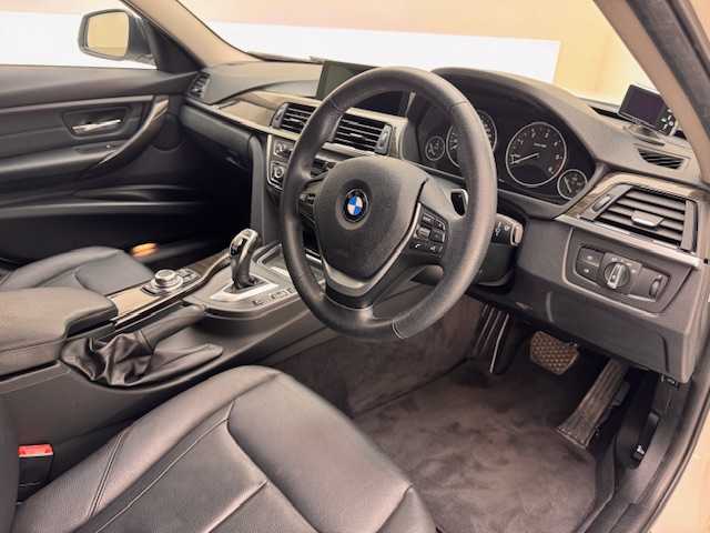 ＢＭＷ ３２０ｄ ブルーパフォーマンス ツーリング ラグジュアリー 兵庫県 2012(平24)年 8.7万km 白 ・純正メモリナビ/・バックカメラ/・ビルドインETC/・リアTVモニター/・前後コーナーセンサー/・オートクルーズコントロール/・HIDヘッドライト/・フォグランプ/・オートライト/・パワーシートD/N/・シートメモリD席/・シートヒーターD/N/・純正17インチアルミホイール/・純正フロアマット/・パドルシフト/・アイドリングストップ/・プッシュスタート/・スマートキー/・スペアキー1本/・電動リアゲート