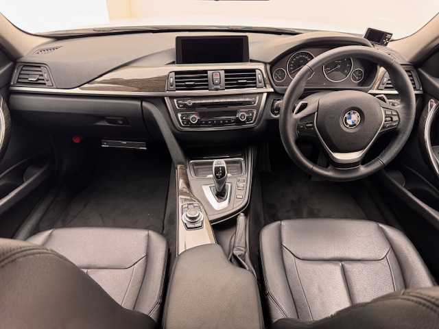 ＢＭＷ ３２０ｄ ブルーパフォーマンス ツーリング ラグジュアリー 兵庫県 2012(平24)年 8.7万km 白 ・純正メモリナビ/・バックカメラ/・ビルドインETC/・リアTVモニター/・前後コーナーセンサー/・オートクルーズコントロール/・HIDヘッドライト/・フォグランプ/・オートライト/・パワーシートD/N/・シートメモリD席/・シートヒーターD/N/・純正17インチアルミホイール/・純正フロアマット/・パドルシフト/・アイドリングストップ/・プッシュスタート/・スマートキー/・スペアキー1本/・電動リアゲート