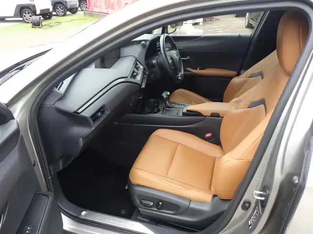 レクサス ＵＸ 250h バージョンL 千葉県 2020(令2)年 4.2万km ソニックチタニウム 225/50R18/Lexus Safety System+/・プリクラッシュセーフティ/・レーンディパーチャーアラート/・オートハイビーム/・レーダークルーズコントロール/・ブラインドスポットモニター/・RCTA（リヤクロストラフィックアラート）/純正SDナビ/地デジTV/【DVD/CD再生機能　Bluetooth接続】/パノラミックビューモニター/ドライブレコーダー/革巻きステアリング/ステアリングヒーター/ステアリングスイッチ/ETC（2.0）/LEDヘッドライト/フォグライト/ウインカーミラー/クリアランスソナー/純正18インチアルミホイル/サイド/カーテン/ニーエアバッグ/スマートキー
