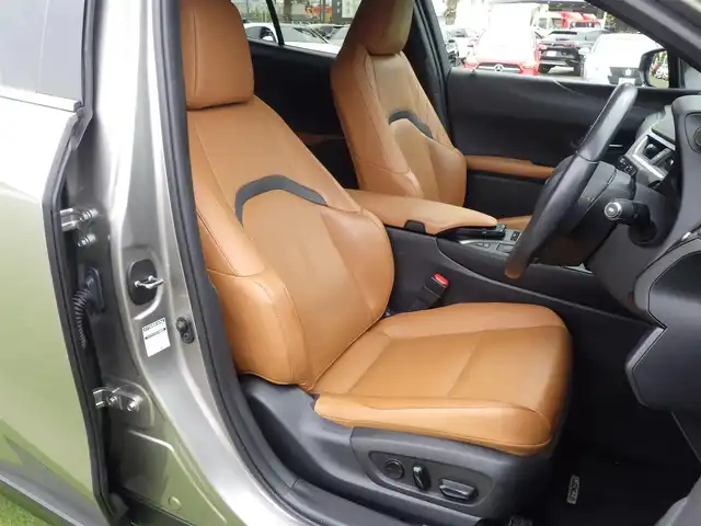 レクサス ＵＸ 250h バージョンL 千葉県 2020(令2)年 4.2万km ソニックチタニウム 225/50R18/Lexus Safety System+/・プリクラッシュセーフティ/・レーンディパーチャーアラート/・オートハイビーム/・レーダークルーズコントロール/・ブラインドスポットモニター/・RCTA（リヤクロストラフィックアラート）/純正SDナビ/地デジTV/【DVD/CD再生機能　Bluetooth接続】/パノラミックビューモニター/ドライブレコーダー/革巻きステアリング/ステアリングヒーター/ステアリングスイッチ/ETC（2.0）/LEDヘッドライト/フォグライト/ウインカーミラー/クリアランスソナー/純正18インチアルミホイル/サイド/カーテン/ニーエアバッグ/スマートキー