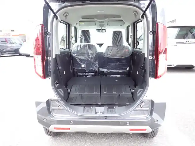 スズキ スペーシア ギア HYBRID XZ 千葉県 2025(令7)年 0.1千km ベージュⅡ 届出済未使用車/純正9インチナビゲーション/・Apple CarPlay/android auto/・Bluetooth/AM/FM/フルセグTV/全方位カメラ/バックカメラ/ビューカメラ/ヘッドアップディスプレイ/両側パワースライドドア/前席シートヒーター/ステアリングヒーター/スズキセーフティサポート/・デュアルセンサーブレーキサポートII/・誤発進抑制機能/・車線逸脱抑制機能/・車線逸脱警報/・車線逸脱抑制/・ふらつき警告/・車線維持支援機能/・発進お知らせ機能/・ハイビームアシスト/・標識認識機能/・アダプティブクルーズコントロール/・パーキングセンサー/・低速時ブレーキサポート（前進・後進）/・後方誤発進抑制機能/プッシュスタート/スマートキー2本/アイドリングストップ/純正14インチAW/ウィンカーミラー/電動格納ミラー/取扱説明書/保証書