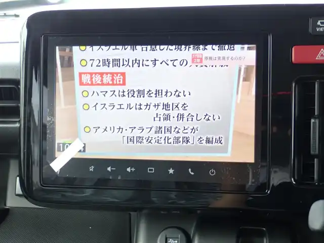スズキ スペーシア ギア HYBRID XZ 千葉県 2025(令7)年 0.1千km ベージュⅡ 届出済未使用車/純正9インチナビゲーション/・Apple CarPlay/android auto/・Bluetooth/AM/FM/フルセグTV/全方位カメラ/バックカメラ/ビューカメラ/ヘッドアップディスプレイ/両側パワースライドドア/前席シートヒーター/ステアリングヒーター/スズキセーフティサポート/・デュアルセンサーブレーキサポートII/・誤発進抑制機能/・車線逸脱抑制機能/・車線逸脱警報/・車線逸脱抑制/・ふらつき警告/・車線維持支援機能/・発進お知らせ機能/・ハイビームアシスト/・標識認識機能/・アダプティブクルーズコントロール/・パーキングセンサー/・低速時ブレーキサポート（前進・後進）/・後方誤発進抑制機能/プッシュスタート/スマートキー2本/アイドリングストップ/純正14インチAW/ウィンカーミラー/電動格納ミラー/取扱説明書/保証書