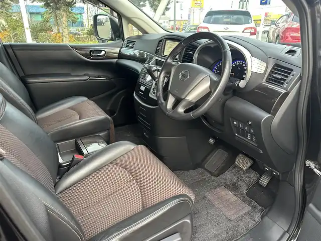 日産 エルグランド 250ハイウェイスター 道北・旭川 2012(平24)年 12.5万km ファントムブラック (株)IDOMが運営する【じしゃロン旭川店】の自社ローン専用車両になります。こちらは現金またはオートローンご利用時の価格です。自社ローンご希望の方は別途その旨お申付け下さい/　/・純正ナビ(CD/DVD/BT/SD/フルセグ)/・バックカメラ/・ETC/・両側パワースライドドア/・電動格納ウィンカーミラー/・フロントデアイサー/・リアデフォッガー/・オートライト/・プッシュスタート/・スマートキー1個/・フォグランプ/・現車装着スタッドレスタイヤ 純正AW225/60R17/・取扱説明書