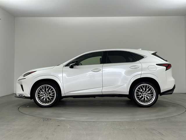 レクサス ＮＸ 300 スパイス&シック 兵庫県 2020(令2)年 6.7万km ソニッククォーツ ・ムーンルーフ/・レクサスセーフティーシステム＋/・プリクラッシュセーフティ/・レーントレーシングアシスト/・パーキングサポートブレーキ/・クリアランスソナー/・ロードサインアシスト/・レーダークルーズコントロール/・ブラインドスポットモニター/・オートマチックハイビーム/・純正SDナビ＆フルセグ＆BT＆USB＆DVD＆BD/・バックカメラ/・黒革シート/・前席シートヒーター/・前席シートベンチレーション/・前席パワーシート/・パワーバックドア/・パドルシフト/・前後ドライブレコーダー/・純正フロアマット/・社外20インチアルミホイール/・3眼LEDライト/・フォグランプ/・オートライト/・電子パーキング/・オートホールド/・アイドリングストップ/・スマートキー/・プッシュスタート