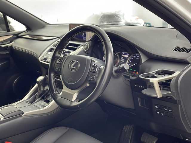 レクサス ＮＸ 300 スパイス&シック 兵庫県 2020(令2)年 6.7万km ソニッククォーツ ・ムーンルーフ/・レクサスセーフティーシステム＋/・プリクラッシュセーフティ/・レーントレーシングアシスト/・パーキングサポートブレーキ/・クリアランスソナー/・ロードサインアシスト/・レーダークルーズコントロール/・ブラインドスポットモニター/・オートマチックハイビーム/・純正SDナビ＆フルセグ＆BT＆USB＆DVD＆BD/・バックカメラ/・黒革シート/・前席シートヒーター/・前席シートベンチレーション/・前席パワーシート/・パワーバックドア/・パドルシフト/・前後ドライブレコーダー/・純正フロアマット/・社外20インチアルミホイール/・3眼LEDライト/・フォグランプ/・オートライト/・電子パーキング/・オートホールド/・アイドリングストップ/・スマートキー/・プッシュスタート