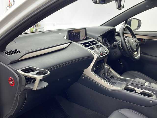 レクサス ＮＸ 300 スパイス&シック 兵庫県 2020(令2)年 6.7万km ソニッククォーツ ・ムーンルーフ/・レクサスセーフティーシステム＋/・プリクラッシュセーフティ/・レーントレーシングアシスト/・パーキングサポートブレーキ/・クリアランスソナー/・ロードサインアシスト/・レーダークルーズコントロール/・ブラインドスポットモニター/・オートマチックハイビーム/・純正SDナビ＆フルセグ＆BT＆USB＆DVD＆BD/・バックカメラ/・黒革シート/・前席シートヒーター/・前席シートベンチレーション/・前席パワーシート/・パワーバックドア/・パドルシフト/・前後ドライブレコーダー/・純正フロアマット/・社外20インチアルミホイール/・3眼LEDライト/・フォグランプ/・オートライト/・電子パーキング/・オートホールド/・アイドリングストップ/・スマートキー/・プッシュスタート