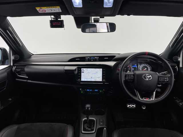 トヨタ ハイラックス Z GRスポーツ 長野県 2023(令5)年 3.2万km アティチュードブラックマイカ ワンオーナー/純正ディスプレイオーディオ/パノラミックビューモニター/プリクラッシュセーフティ/レーンキープアシスト/パドルシフト/レーダークルーズコントロール/オートライト/ダウンヒルアシストコントロール/リアデフロック/パートタイム4WD/ラバーフロアマット/運転席パワーシート/ハーフレザーシート/パワーシート/前後ドライブレコーダー/スマートキー/スペアーキー/プッシュスタート/車両取扱説明書/保証書